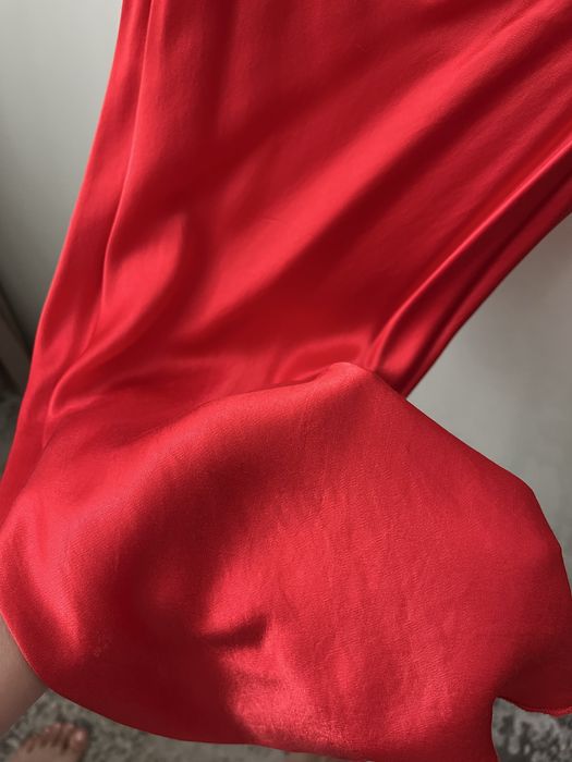 Червона сукня в білизняному стилі