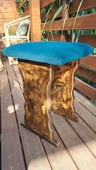 Stary stołek taboret po renowacji siedzisko pod pianino