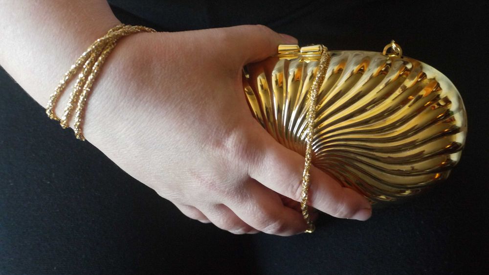 Bolsa de tiracolo em  liga metálica dourada