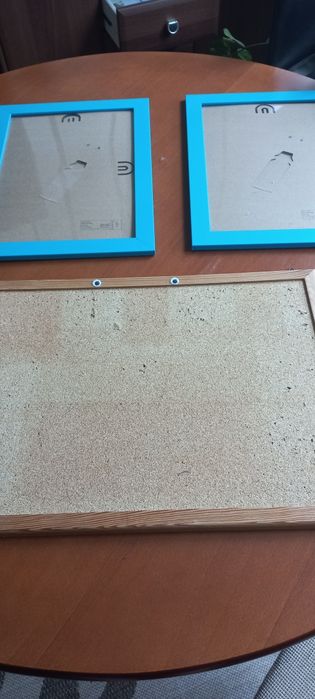 Dwie ramki Ikea oraz tablica korkowa do pokoju dziecka