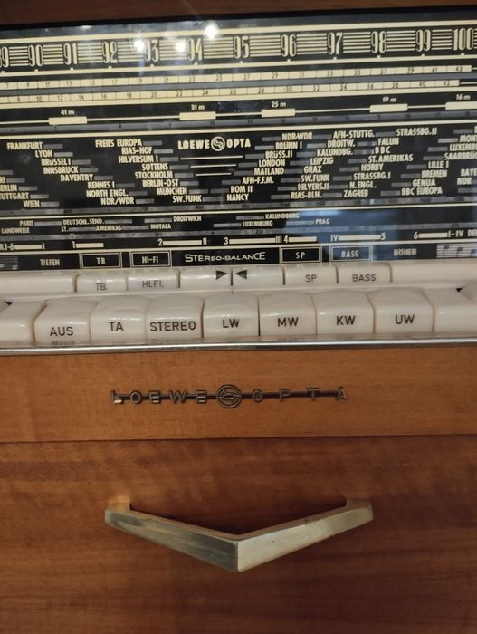 Móvel rádio e gira discos