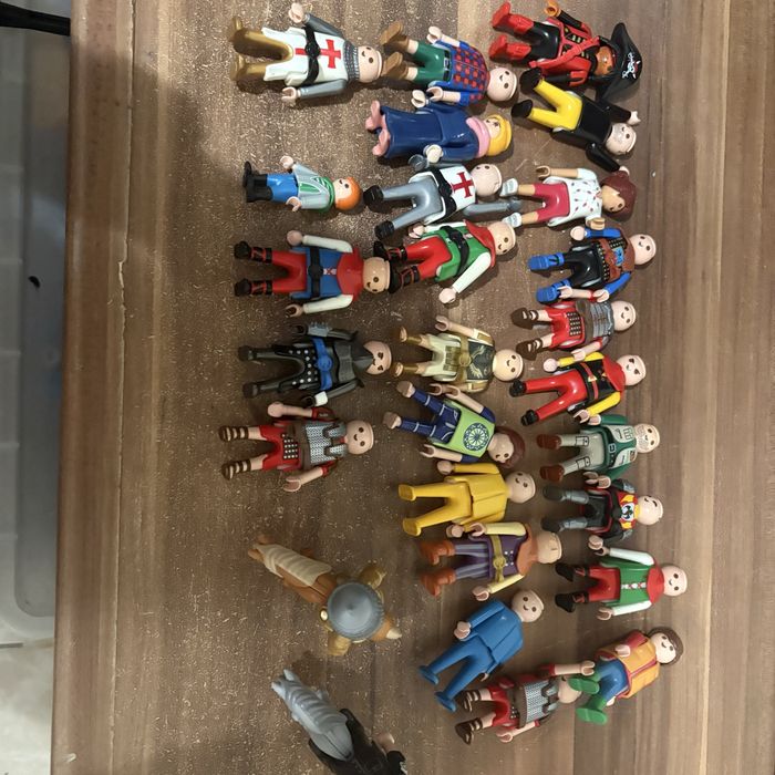 На изображении представлены фигурки Playmobi