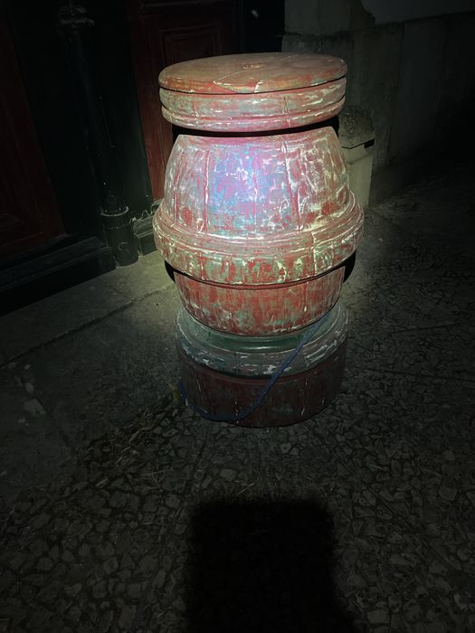 Coluna antiga em madeira macica