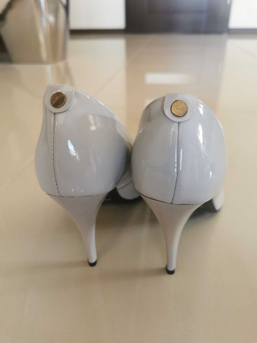 Nowe buty w kolorze szarym