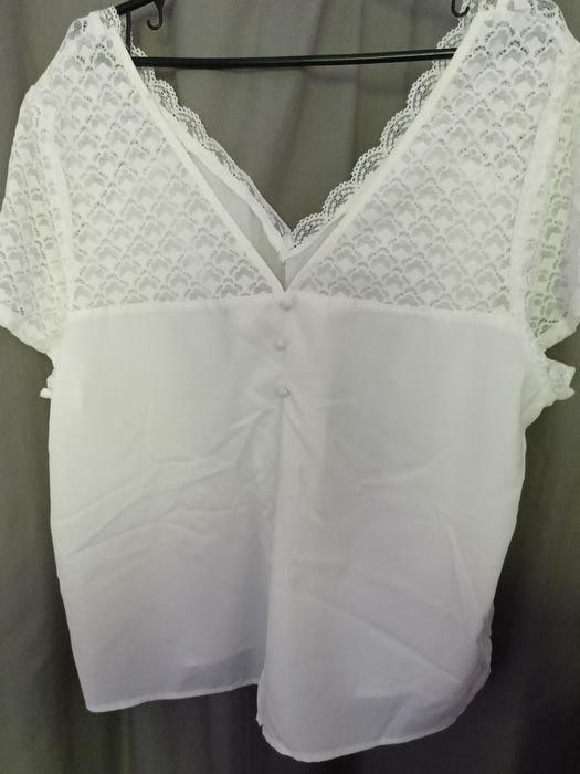 Biała bluzka z koronką.