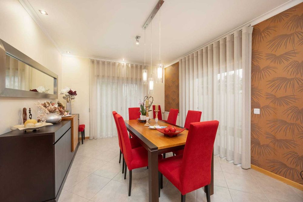 Mesa sala + cadeiras + aparador