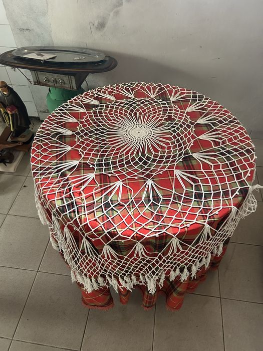 Sofa cama, mesa com braseiro, mesa apoio e duas cadeiras