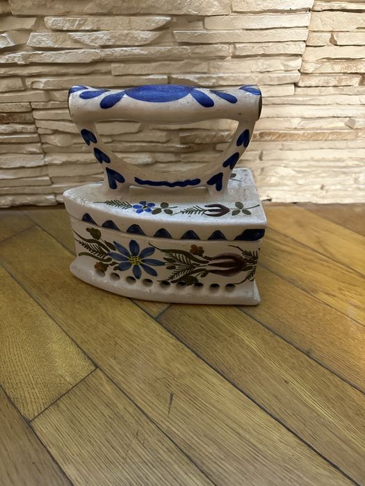 Pudełko na drobiazgi z ceramiki w formie żelazka