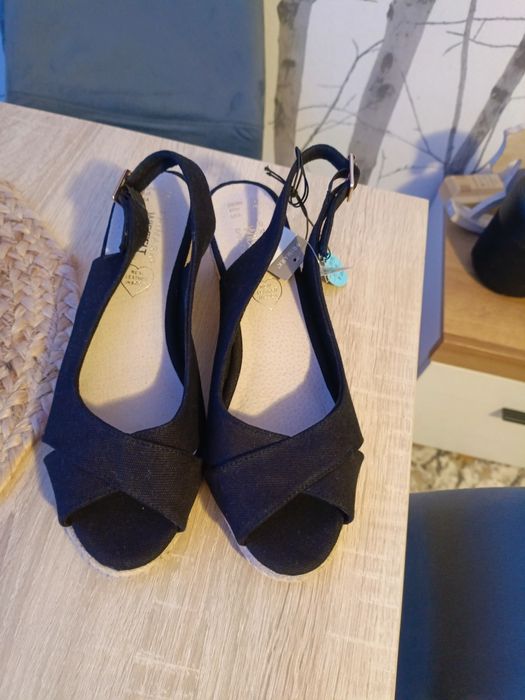Nowe buty sandały na koturnie 39