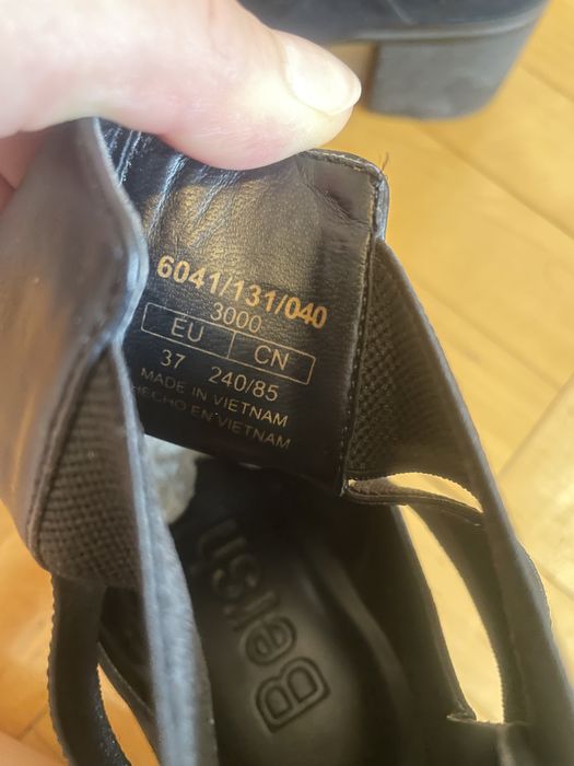 Botki na słupku czarne Bershka