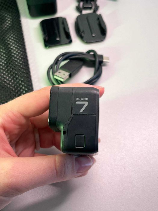 Екшн-камера GoPro Hero 7 Black із зарядною станцією.