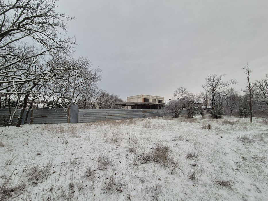 Продам здание + 6 соток. Выход в лес.