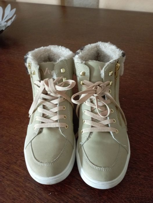 Botas tênis forradas com pêlo