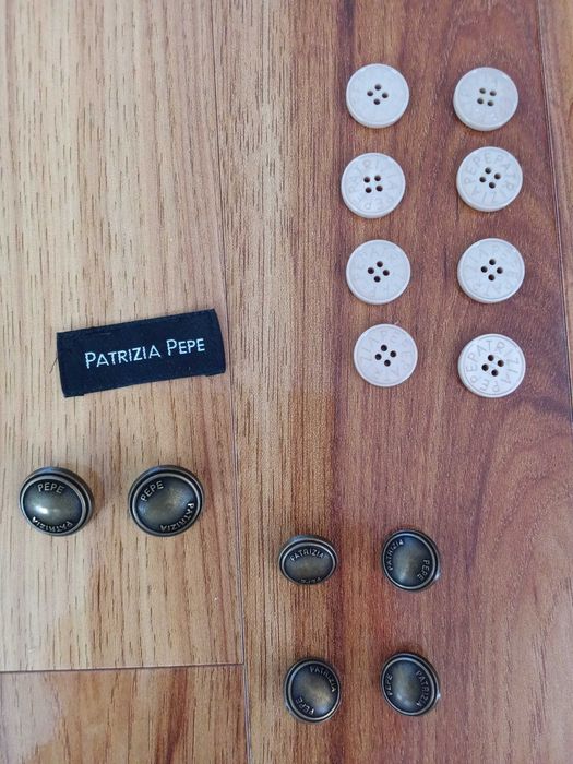 Oryginalne guziki Patrizia Pepe z wysokiej jakości tworzywa