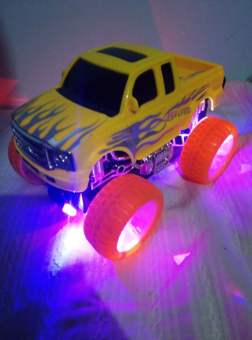 Монстр трак на радіокеруванні з дефектом