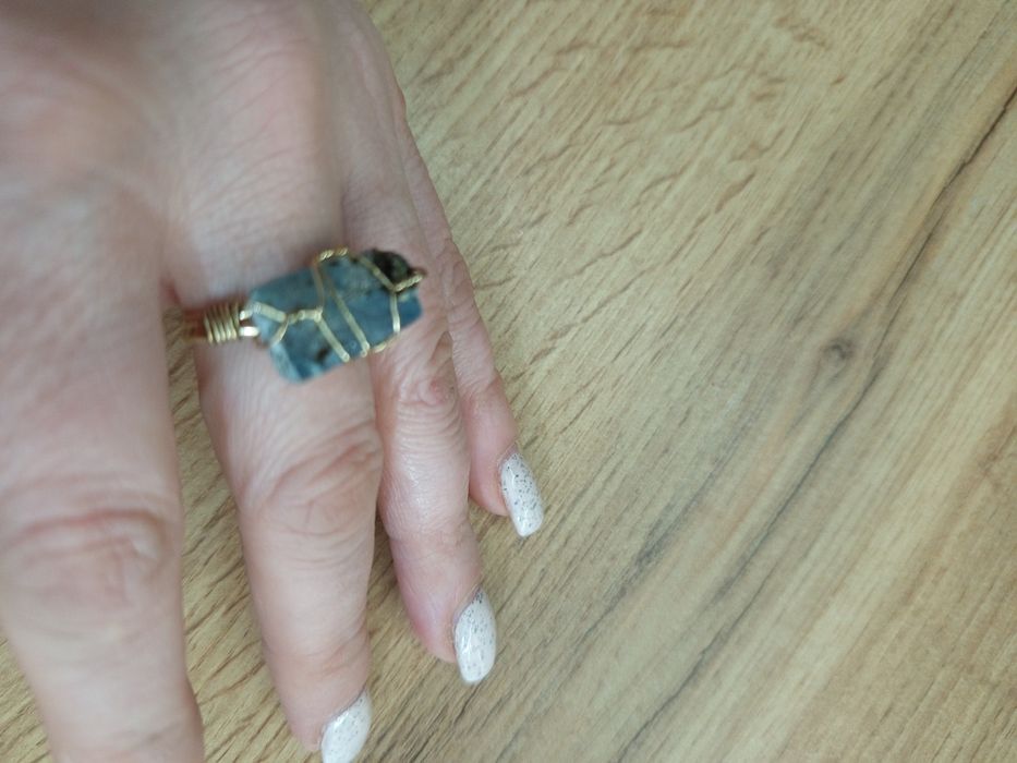 Piękny pierścionek z kamieniem stal szlachetna