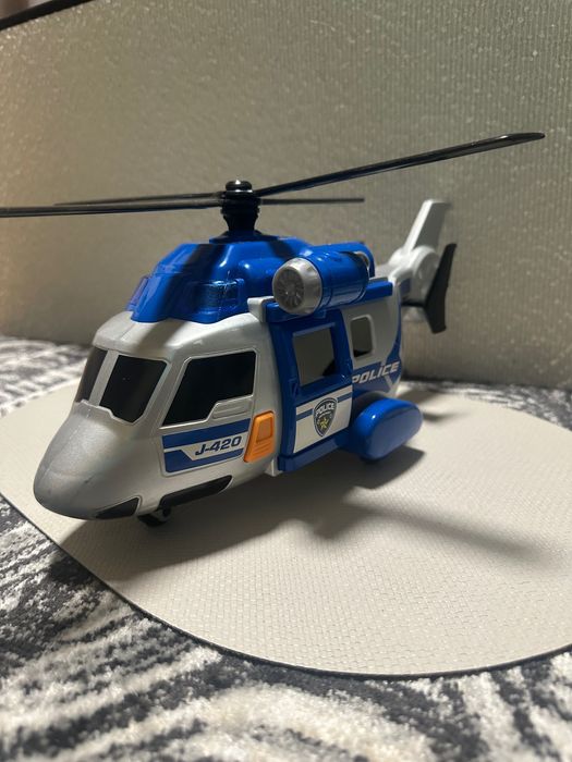Zabawkowy helikopter policyjny