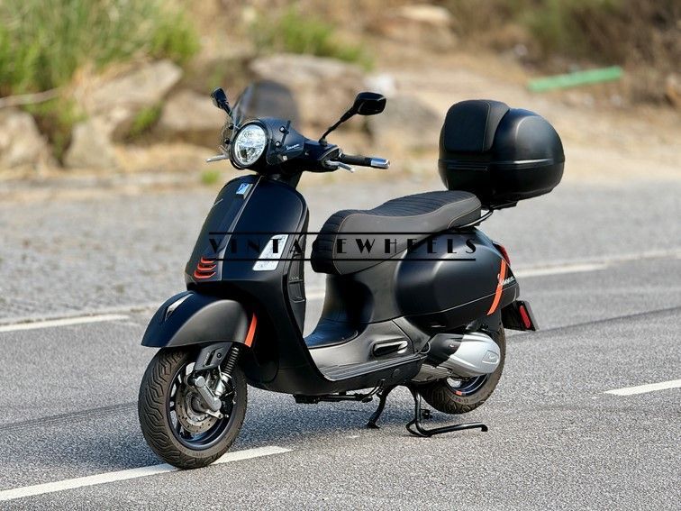 Vespa GTS Super Black Matte