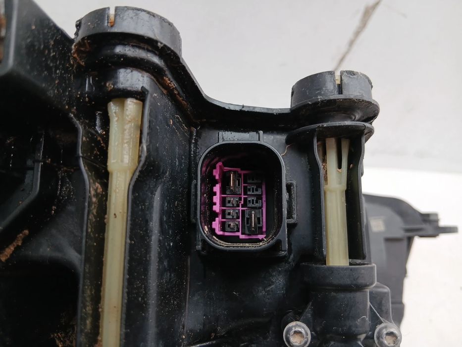 Ótica / farol esquerda AUDI Q3 (F3B)