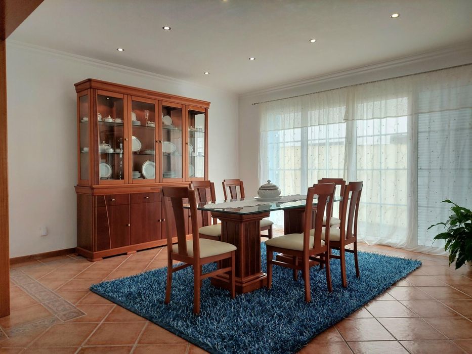 Conjunto de jantar em madeira de cerejeira