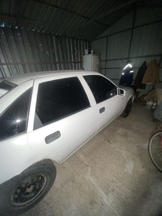 Opel Vecktra a 1992 1.8 бензин