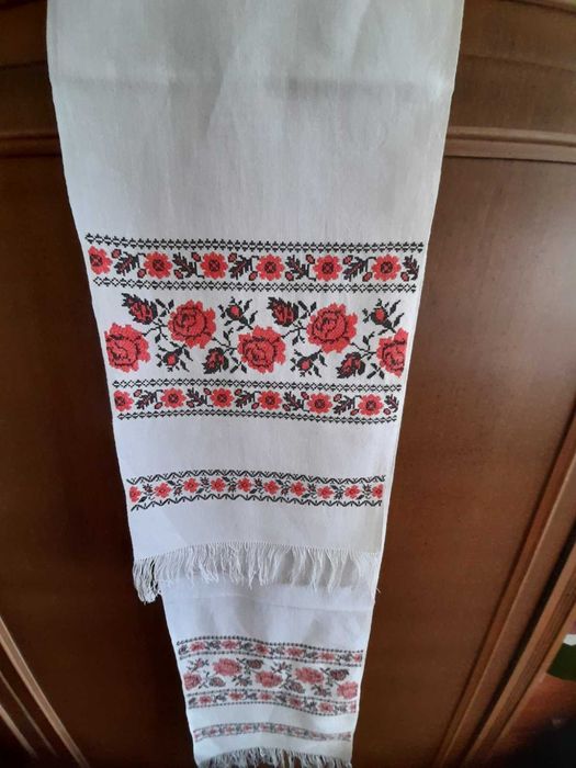 Вишитий рушник на домотканному полотні