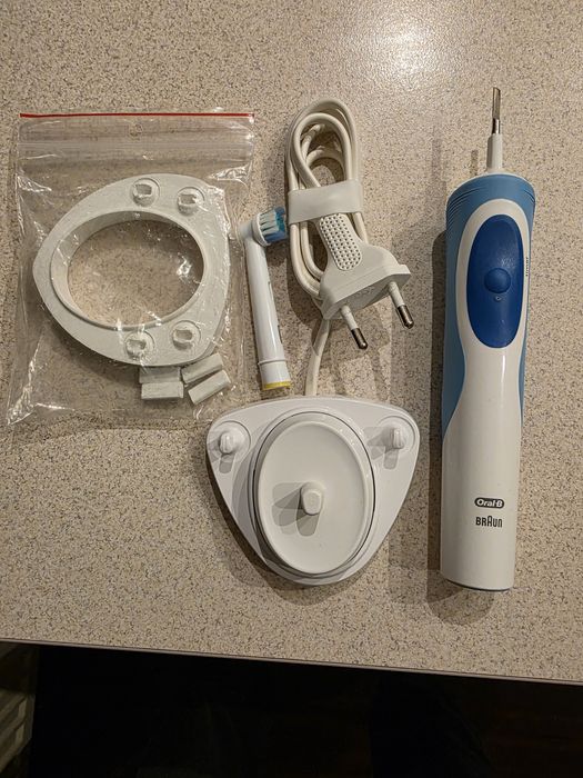 Szczoteczka Braun Oral- B z ładowarką i podstawkami na szczoteczki.