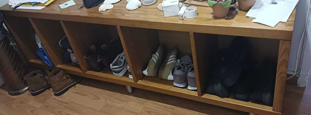 Sapateira com banco e 5 divisões