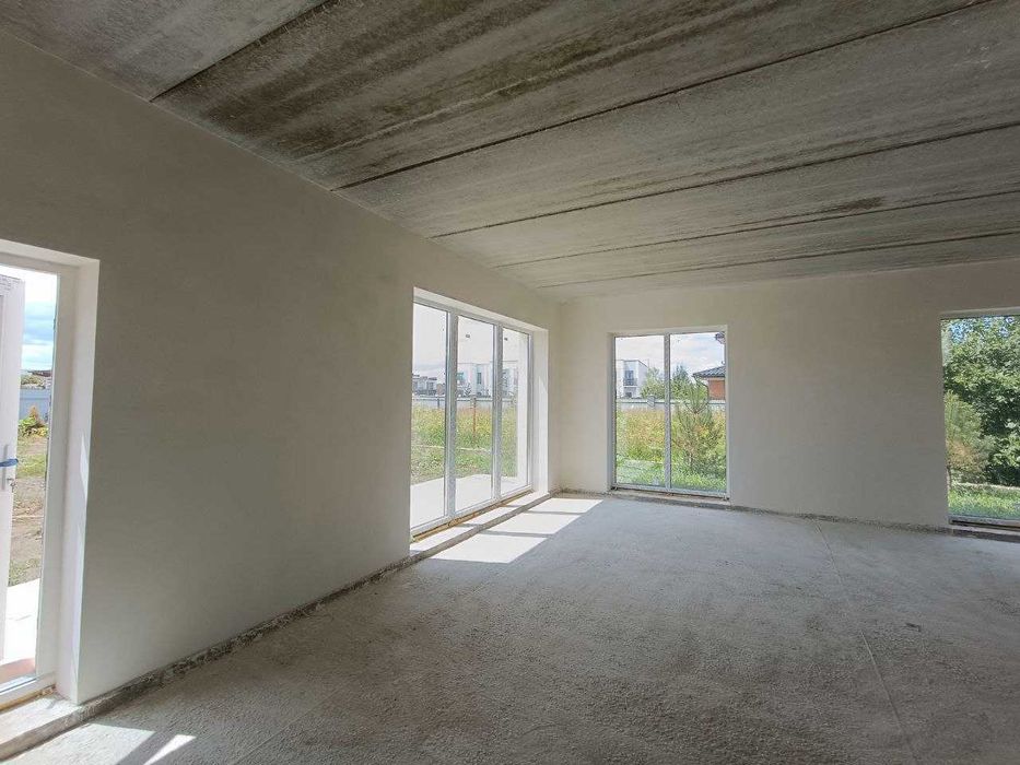 Продається особняк з прямокутною ділянкою, всі комунікації міські.