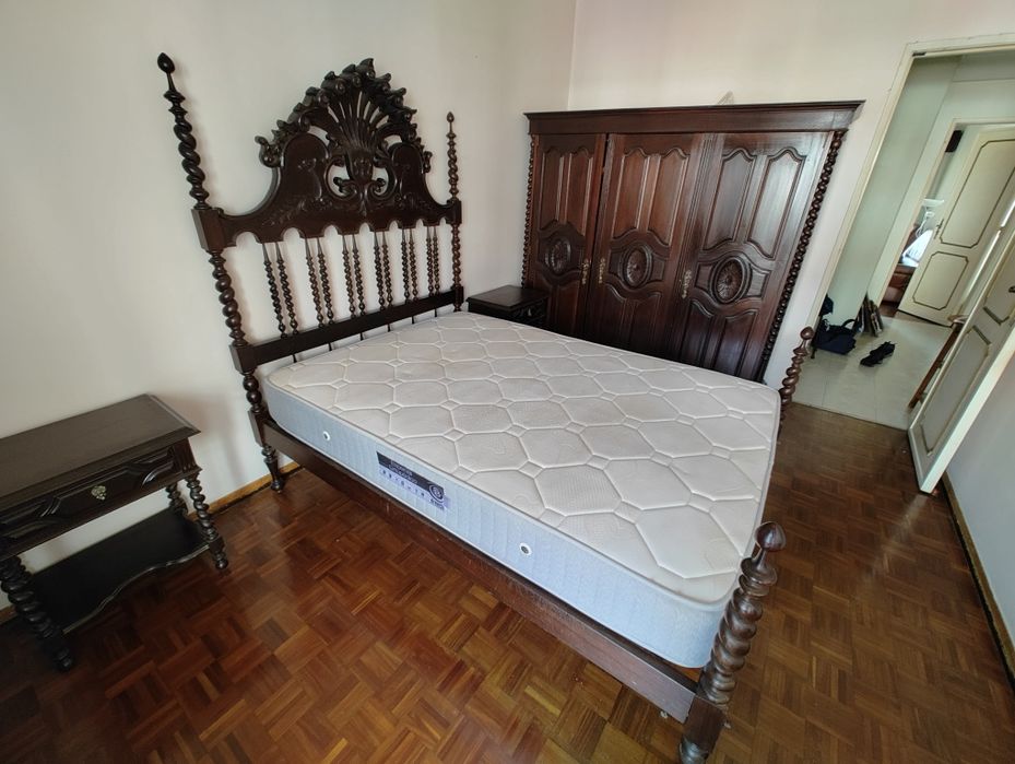 Cama estilo antigo com colchão ortopédico