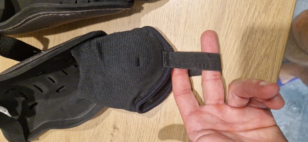 Ochraniacze piłkarskie NIKE roz. L
