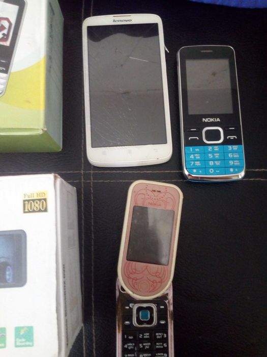 Продаю телефон .