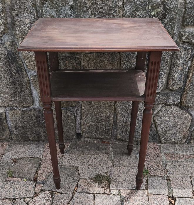Mesa antiga alta