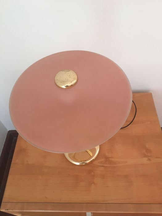 Elegantes candeeiros de teto e de mesa