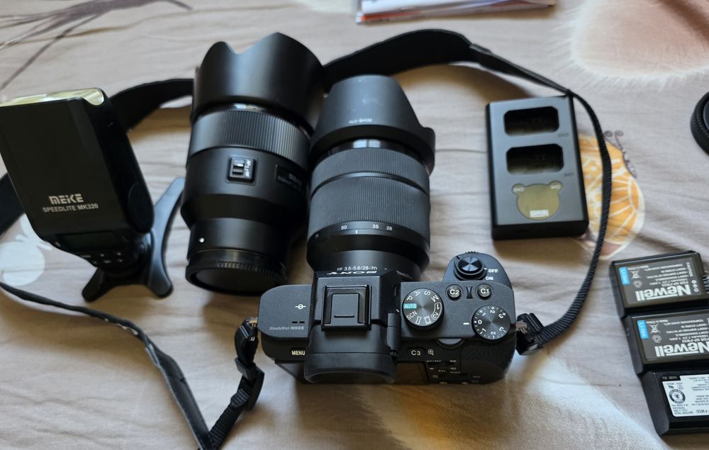 Бездзеркалка Sony a7ii з 2 об'єктивами та спалахом