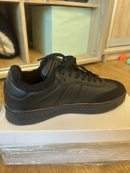 Теплі кросівки жіночі