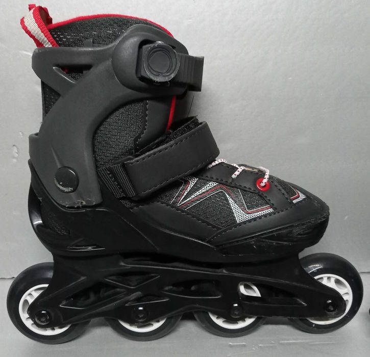 Patins em linha de criança. Inclui proteções.