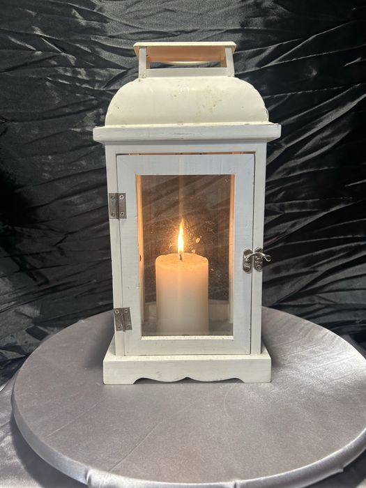 Biały lampion wiszący z drewna i szkła – wysokość 33,5 cm