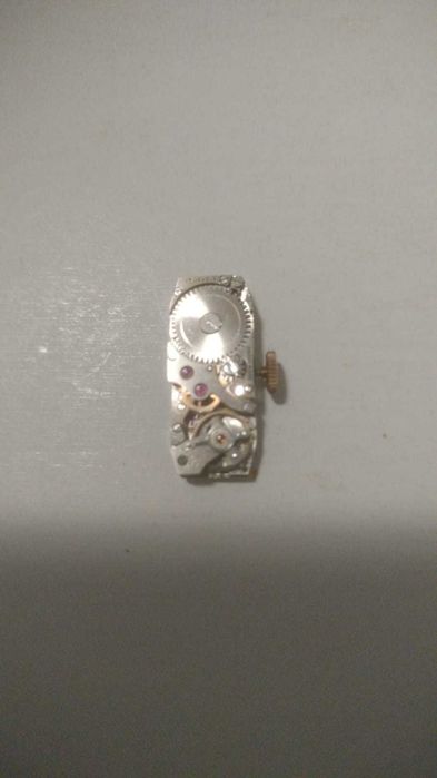 Relógio feminino de design elegante, típico de joalharia-relojoaria clássica das décadas de 1950-70