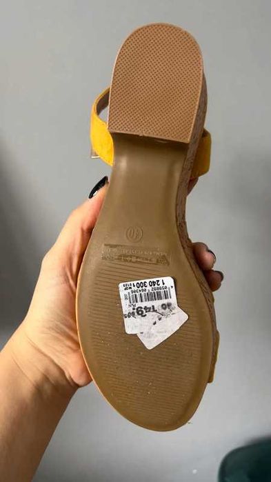 Buty na koturnie żółte, korek