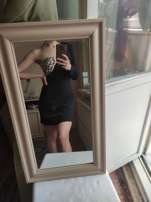 Плаття з маєтками на одне плече