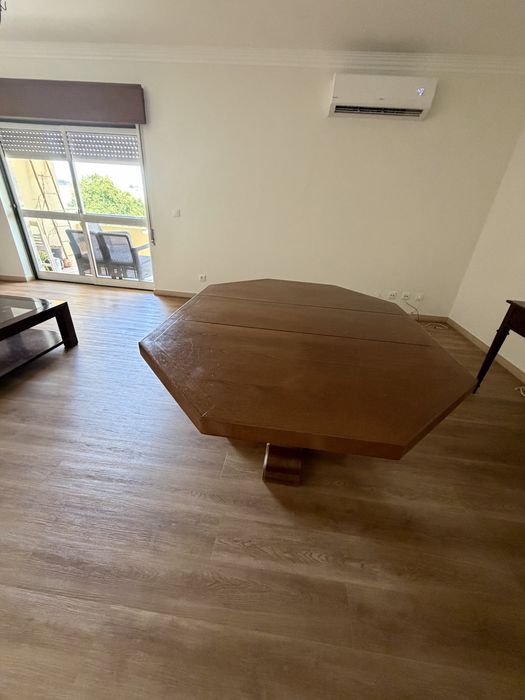 Mesa de jantar de madeira maciço