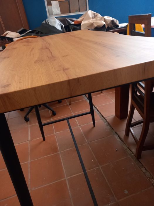 Mesa alta de bar em madeira e ferro