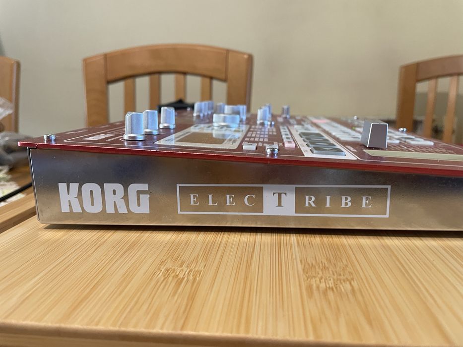 estação de produção musical + 2 cartões de memória + 2 adaptadores