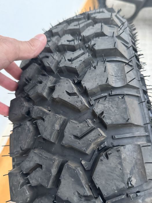 Pneus 195/80 R15 TT