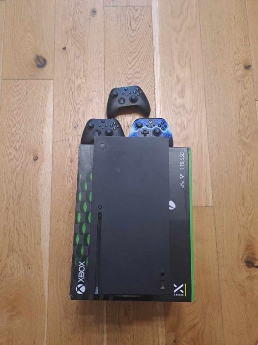 Xbox series x z 3 padami i kartonem w bardzo dobrym stanie