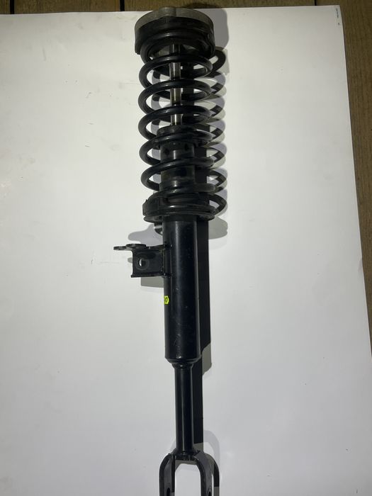 Стійка передня на BMW F10 F11 в зборі з пружиною і опорним підшипником