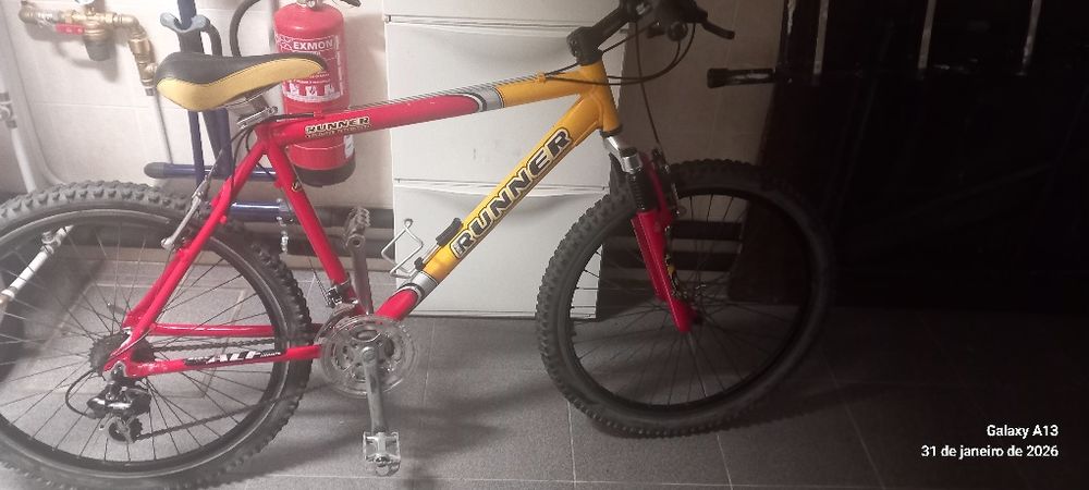 Bicicleta roda 26x1,95 vermelha e amarela