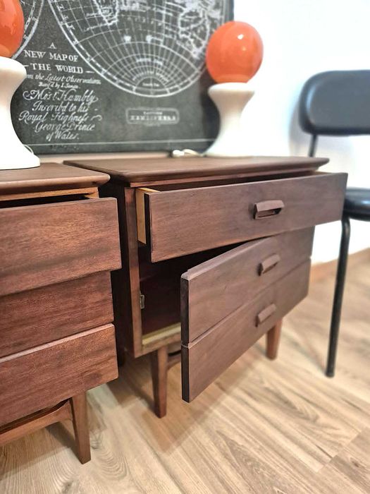 Mesa de Cabeceira Olaio / Mesa de Apoio / Vintage / Anos 60-70 / Movel / Quarto