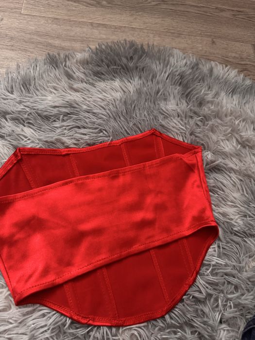 корсет червого кольору